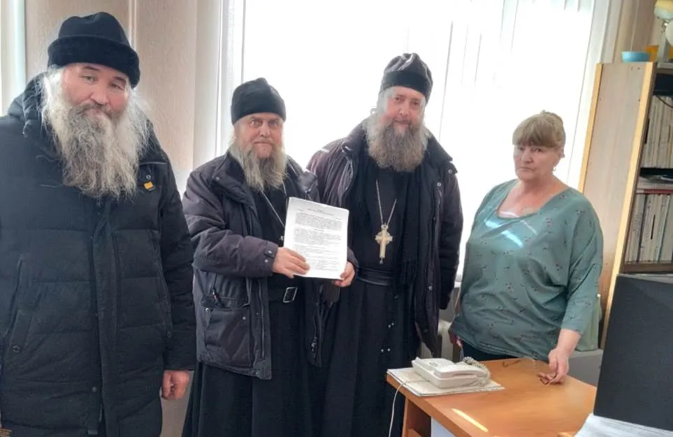 Подписание документов о передаче церковных зданий Покровскому приходу